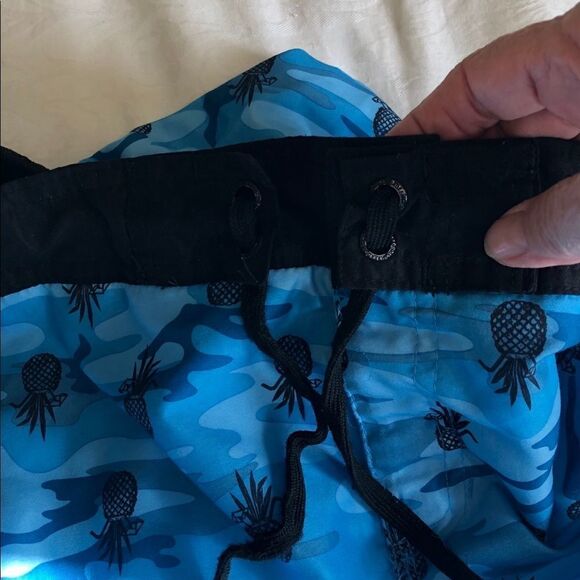 Broken Threads Surf Hybrid board shorts size S GUC - Picture 3 of 3